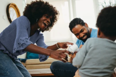 parents teaching children financial literacy